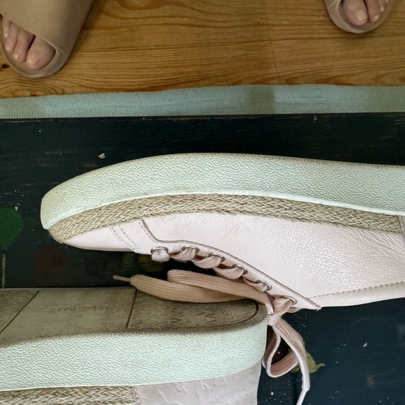 Vionic sneaker - Picture 2 of 3